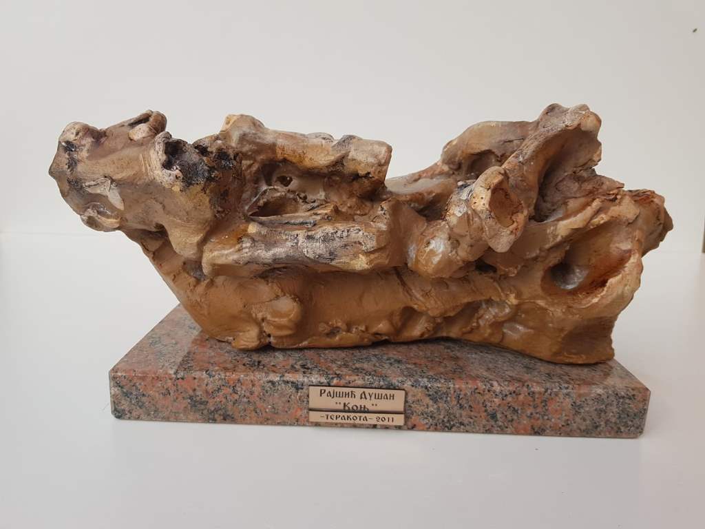 Konj 1, skulptura sa kamenim postamentom, patinirana puna  terakota, 16 cm visoka, akademski  vajar Dusan Rajsic, sertifikat, 90 eura