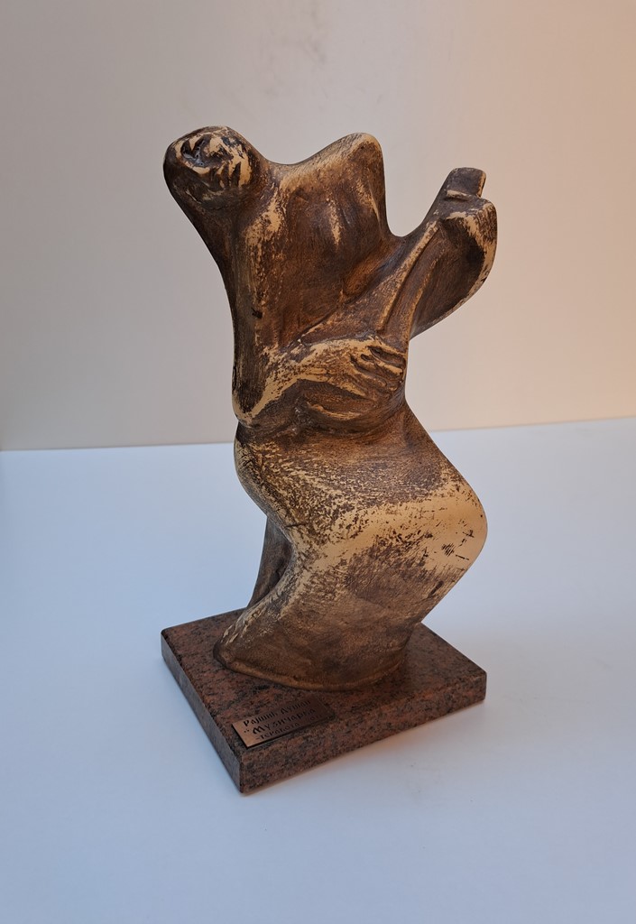 Muzičarka, skulptura sa kamenim postamentom, patinirana terakota, 32 cm visoka, akademski  vajar Dušan Rajšić, sertifikat, 120 eura